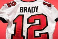 Última camisa usada por Tom Brady na carreira vai a leilão por até R$ 13 milhões