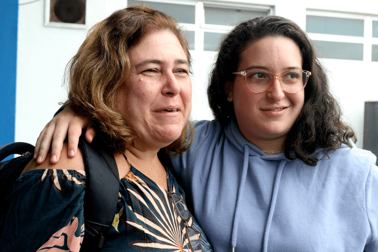 A estudante Aline Engelender estava em Israel há três meses e chegou neste sábado no Brasil, onde foi recebida com um abraço da mãe / Tânia Rêgo/Agência Brasil