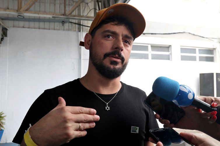 O coordenador de projetos, Renato Abreu, retorna ao Brasil em voo da Força Aérea Brasileira (FAB) / Tânia Rêgo/Agência Brasil
