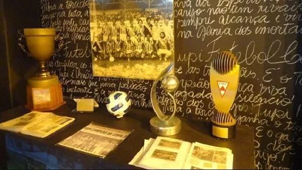 Parte da sala de troféus do Tupi