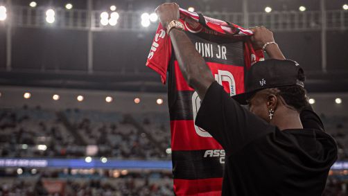 Vini Jr. recebeu homenagem do Flamengo em visita recente ao Maracanã