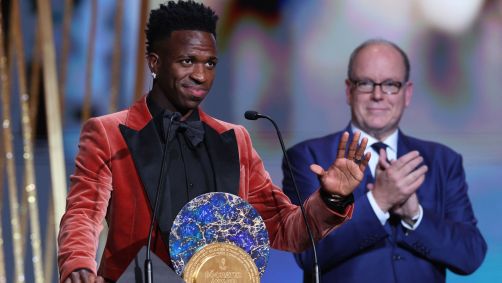 VInicius Júnior recebe o prêmio Sócrates no Bola de Ouro 2023