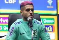 CBF pede para lateral tirar cabelo rosa na Seleção: 