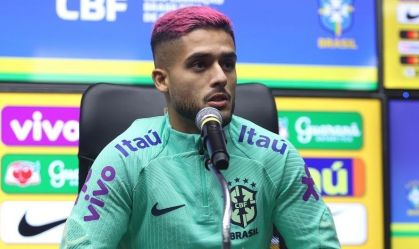 CBF pede para lateral tirar cabelo rosa na Seleção: "é meio vacilão"