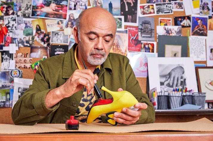 Christian Louboutin pintou a sola do primeiro sapato usando esmalte vermelho. / Divulgação/ Christian Louboutin