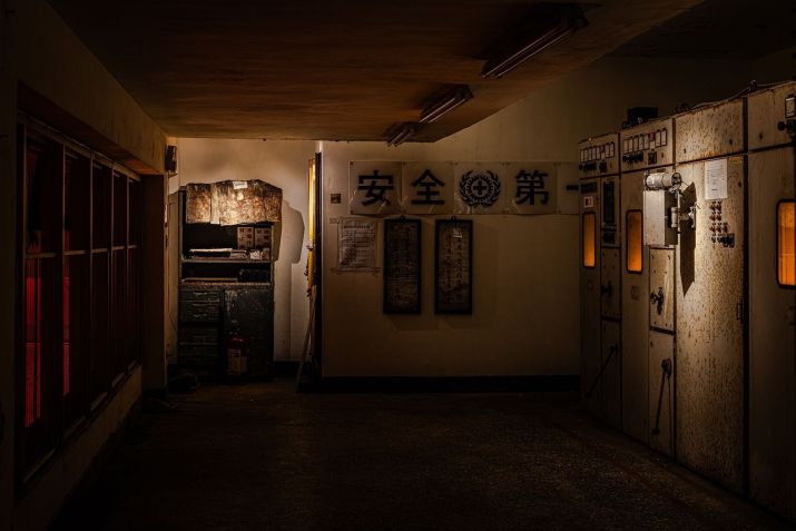 Muitas características da usina, que fechou em 2010, permanecem intactas / YI.ng Lighting Design