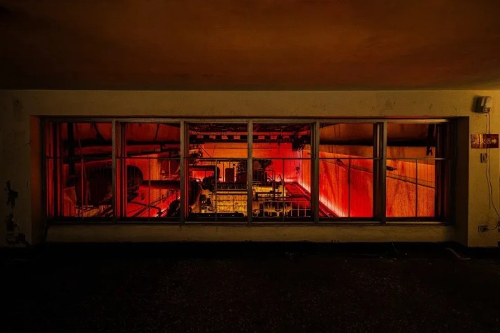 A iluminação atmosférica foi projetada para transportar os visitantes de volta no tempo / YI.ng Lighting Design