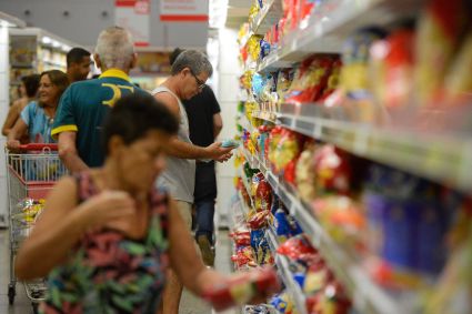 Consumidores em um supermercado