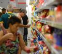 Confiança do consumidor brasileiro volta a subir em julho, diz FGV