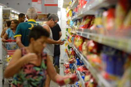 Consumidores em um supermercado