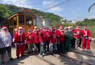 Grupo de Papais Noel passeia pelo Rio de Janeiro após formatura; acompanhe