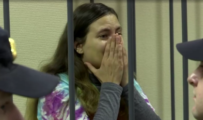 Artista russa que fez protesto contra guerra é condenada a 7 anos de prisão