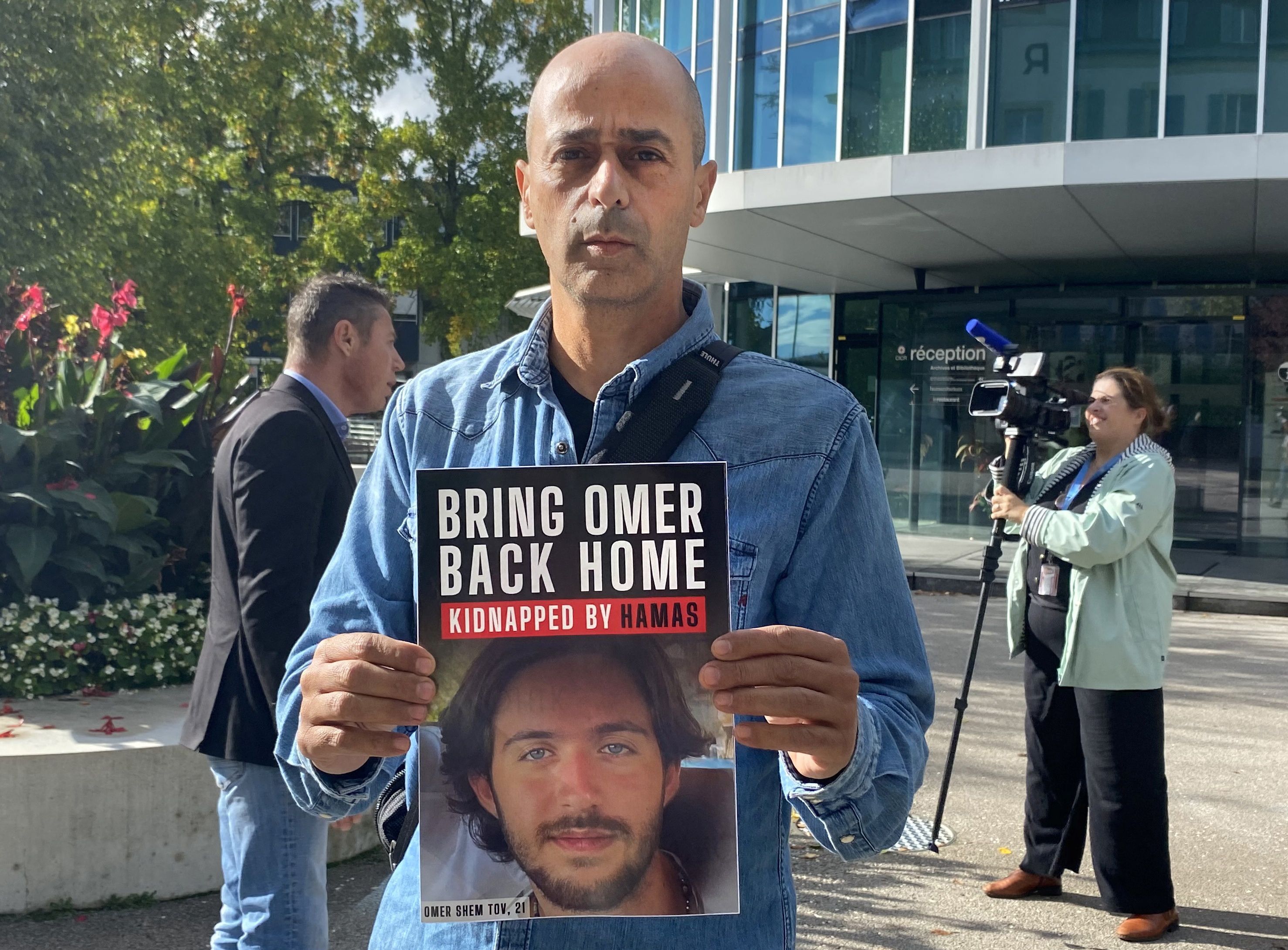 Assaf Shem, tio de Omer Shem Tov, em frente à Cruz Vermelha em Genebra