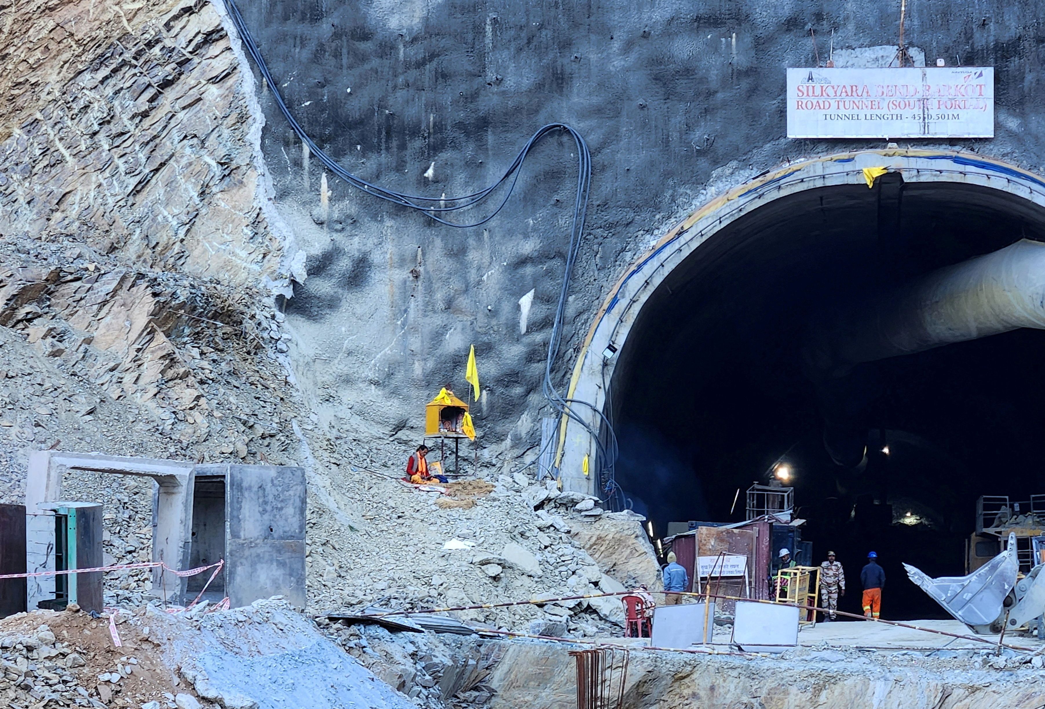 Vista de entrada de túnel em que trabalhadores indianos estão presos, em Uttarakhand, Índia