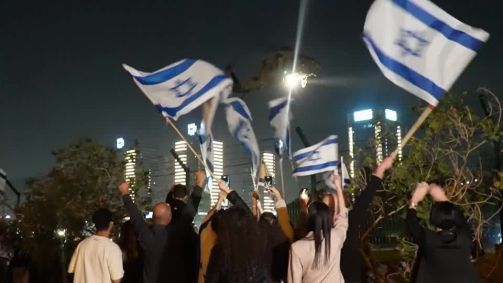 Multidão aplaude quando helicópteros transportando crianças israelenses libertadas chegam ao hospital