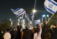 Reféns israelenses e prisioneiros palestinos soltos são recebidos com comemorações