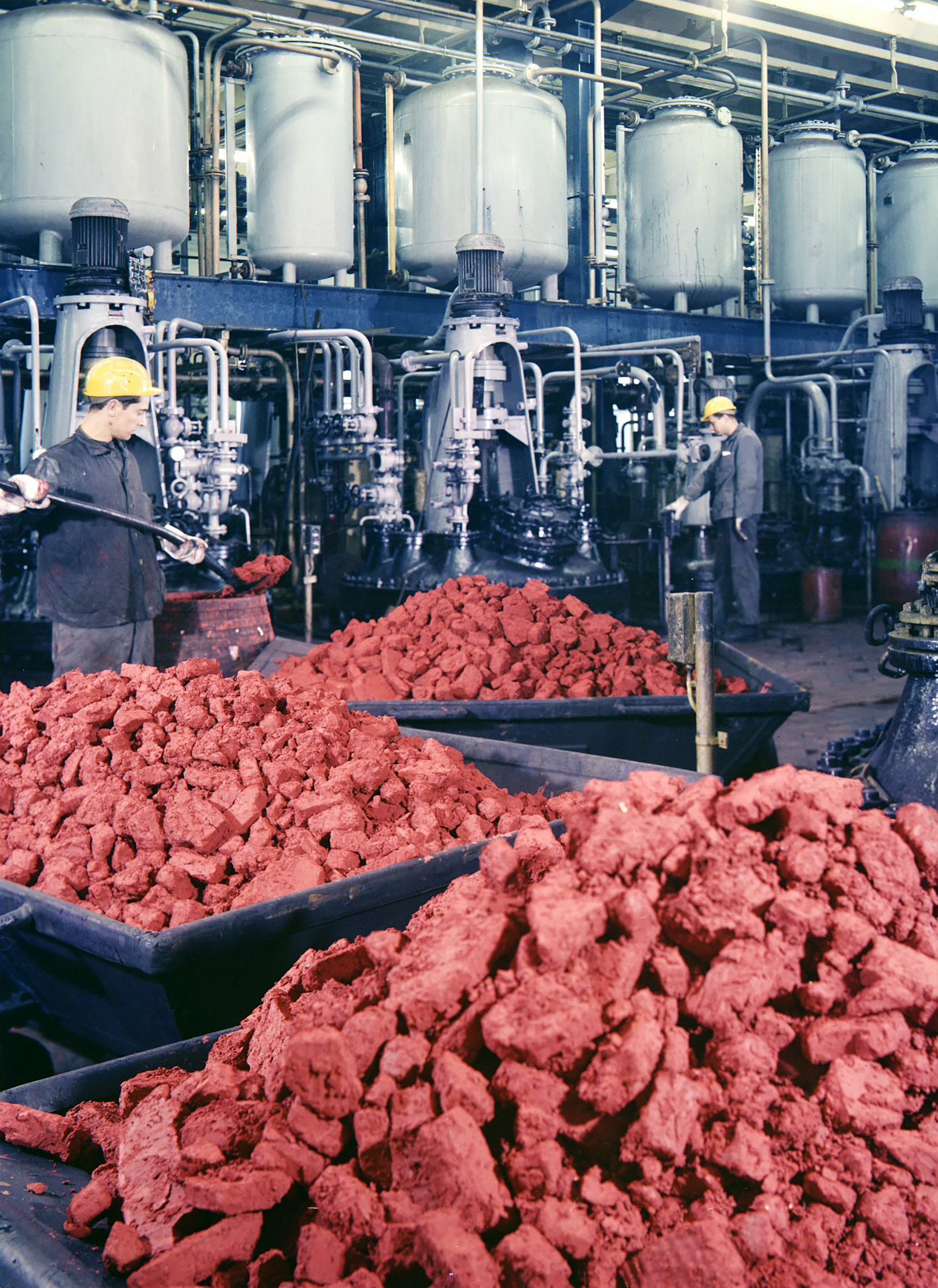 O processo de tingimento Alizarin na fábrica da Bayer Leverkusen em 1961 / Bayer Archives Leverkusen/Atelier Editions