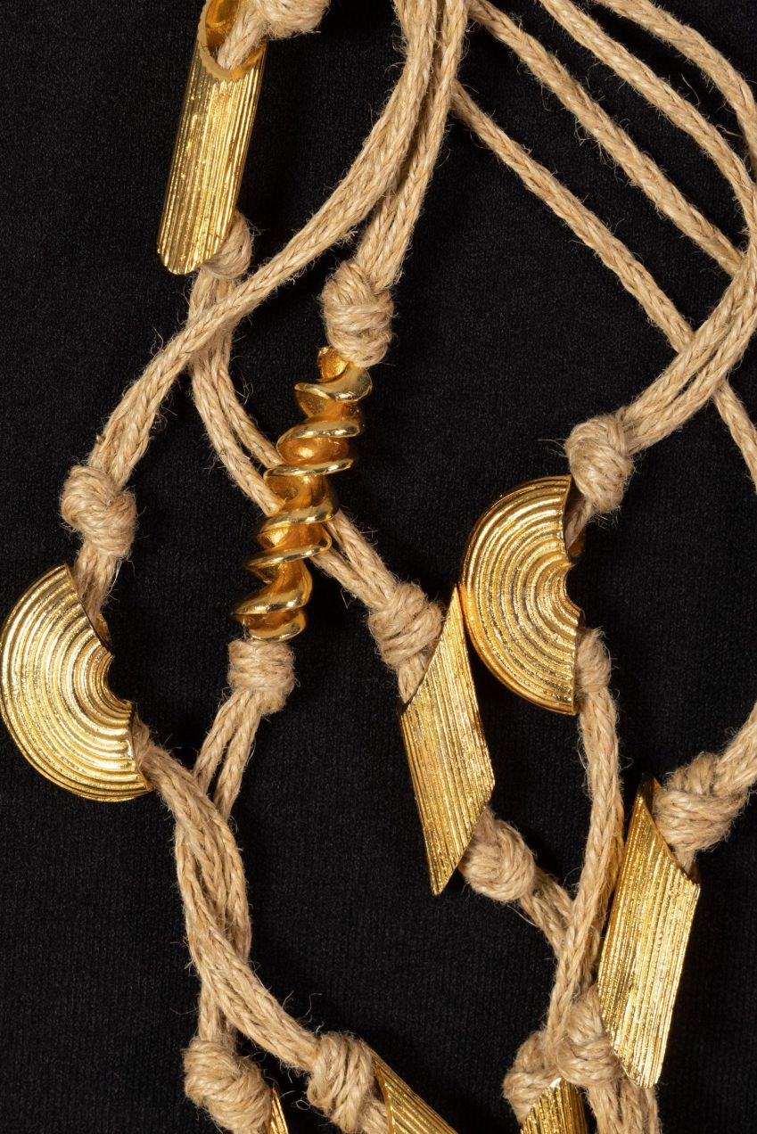 Detalhe inspirado em macarrão em um colar desenhado pela Fendi por volta da década de 1980 / The Museum at FIT/Divulgação