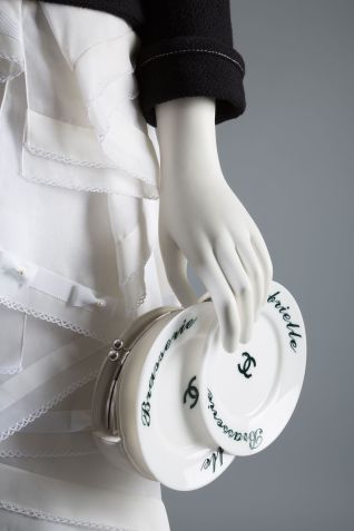 Uma bolsa estilo prato de jantar da coleção outono-inverno 2015 da Chanel / The Museum at FIT/Divulgação