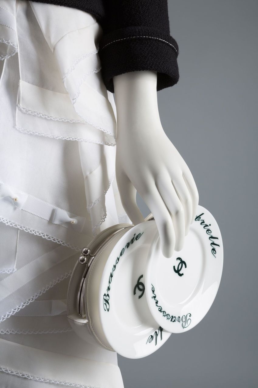 Uma bolsa estilo prato de jantar da coleção outono-inverno 2015 da Chanel / The Museum at FIT/Divulgação