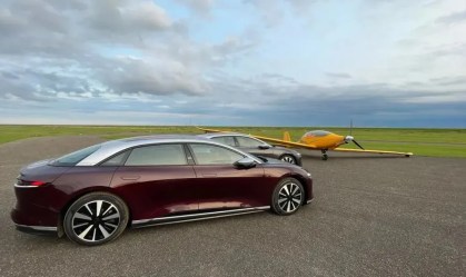 Carro mais rápido que avião? Veja corrida que aconteceu na Alemanha