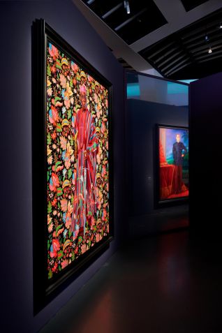 Da esquerda para a direita: “Retrato de Olusegun Obasanjo, ex-presidente da Nigéria” (2023) e “Retrato de Paul Kagame, presidente de Ruanda” (2023) de Kehinde Wiley, em exibição em Paris / Tanguy Beurdeley/Kehinde Wiley e Galerie Templon