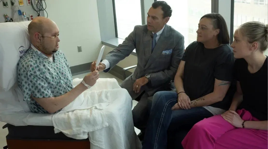 Aaron James vê seu novo rosto pela primeira vez com o Dr. Eduardo Rodriguez, esposa Meagan e a filha Allie / NYU Langone Health