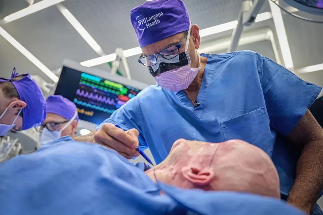 Eduardo Rodriguez, diretor do Programa de Transplante Facial da NYU Langone Health, realiza a cirurgia de transplante facial e do olho / NYU Langone Health