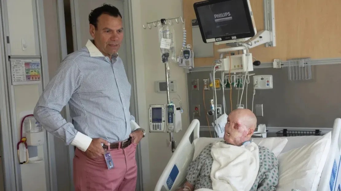 Cirurgião Dr. Eduardo Rodriguez com Aaron James antes de seu transplante de olho inteiro e rosto parcial / NYU Langone Health