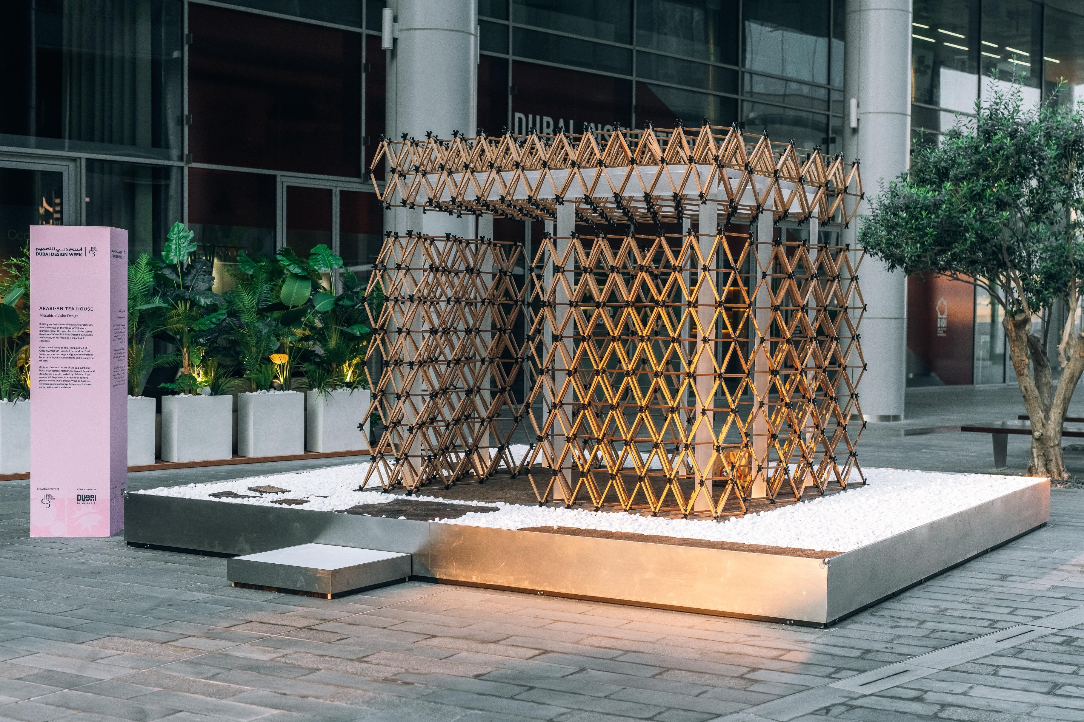 Construída a partir de resíduos e inaugurada na Bienal de Arquitetura de Veneza de 2023, esta é a segunda iteração da instalação da Mitsubishi Jisho Design, renomeada como "Casa de Chá Árabe" / Dubai Design Week