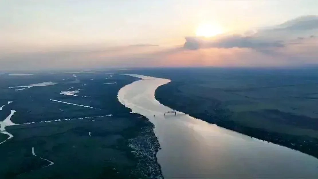 imagens de drone do Rio Dnipro obitdas pela CNN / CNN
