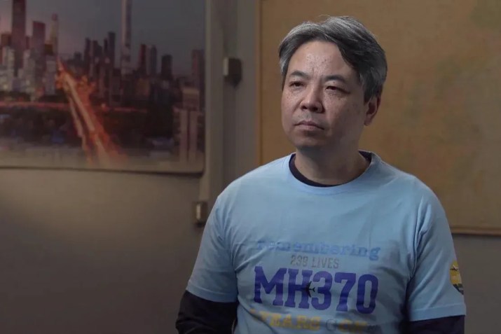 Jiang Hui fala à CNN em entrevista em Pequim em 21 de novembro de 2023, dias antes de um tribunal chinês começar a ouvir ações judiciais sobre o desaparecimento do voo MH370 da Malaysia Airlines / Reprodução/CNN