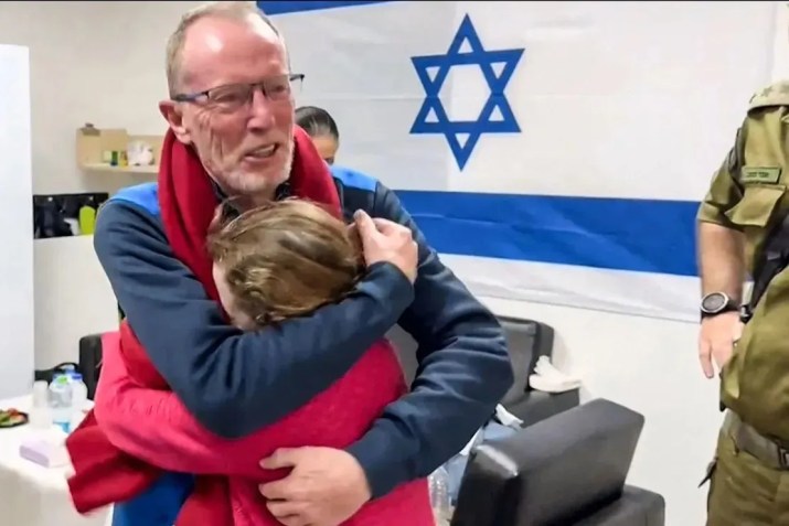 Emily Hand abraça o pai em um hospital em Israel depois de ser libertada pelo Hamas no sábado (25) / Forças de Defesa de Israel