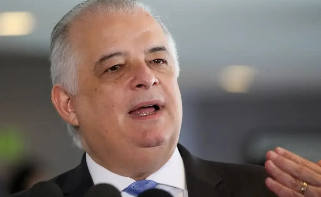 Diante de Tarcísio, França cobra atenção ao uso da máquina pública