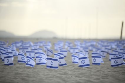Bandeiras de Israel na praia de Copacabana, no Rio