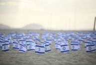 Bandeiras de Israel na praia de Copacabana lembram um mês da guerra no Oriente Médio