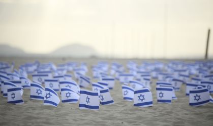 Bandeiras de Israel na praia de Copacabana, no Rio