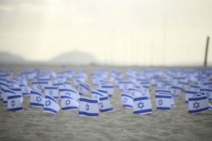 Bandeiras de Israel na praia de Copacabana, no Rio
