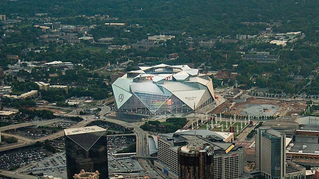 Estádio Mercedes-Benz, em Atlanta, nos EUA, tem teto retrátil / Divulgação/Instagram @mercedesbenzstadium