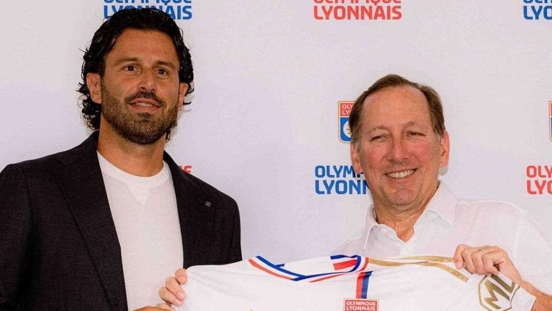 Fabio Grosso ao lado de John Textor durante apresentação como técnico do Lyon