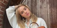 Suki Waterhouse diz que calças muito justos lhe causaram quadro médico