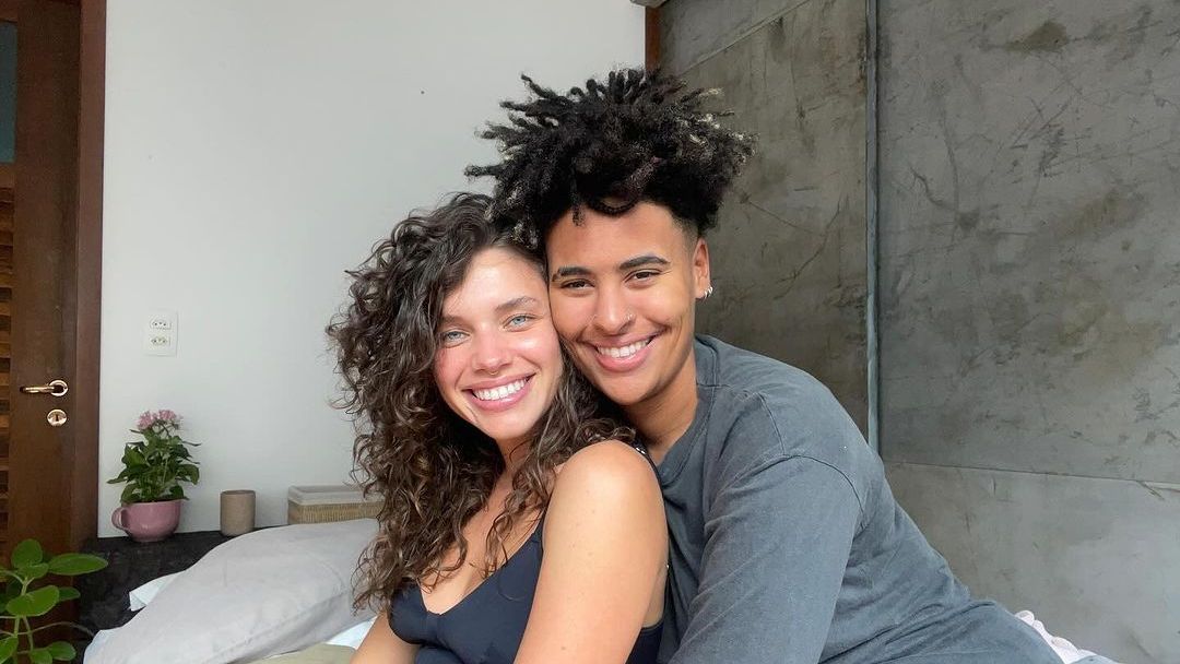 Bruna Linzmeyer e Marta Supernova aparecem sorrindentes e abraçadas