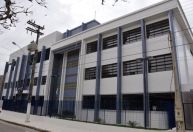 Professora admite ter beijado aluno de 14 anos e é demitida de escola no litoral de SP