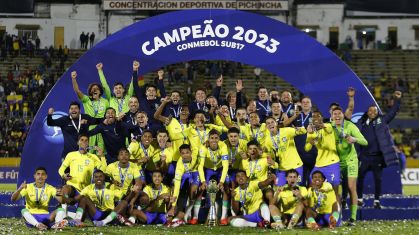 Seleção Brasileira com a taça do Sul-Americano Sub-17, em abril
