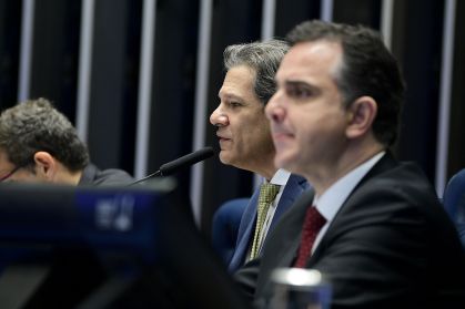 O ministro da Fazenda, Fernando Haddad, e o presidente do Senado Federal, Rodrigo Pacheco (PSD-MG), durante sessão no Senado Foto: Pedro França/Agência Senado