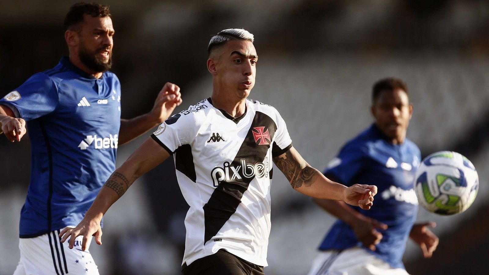 Puma Rodríguez disputa lance com Luciano Castán no primeiro turno; ambos serão titulares nesta quarta