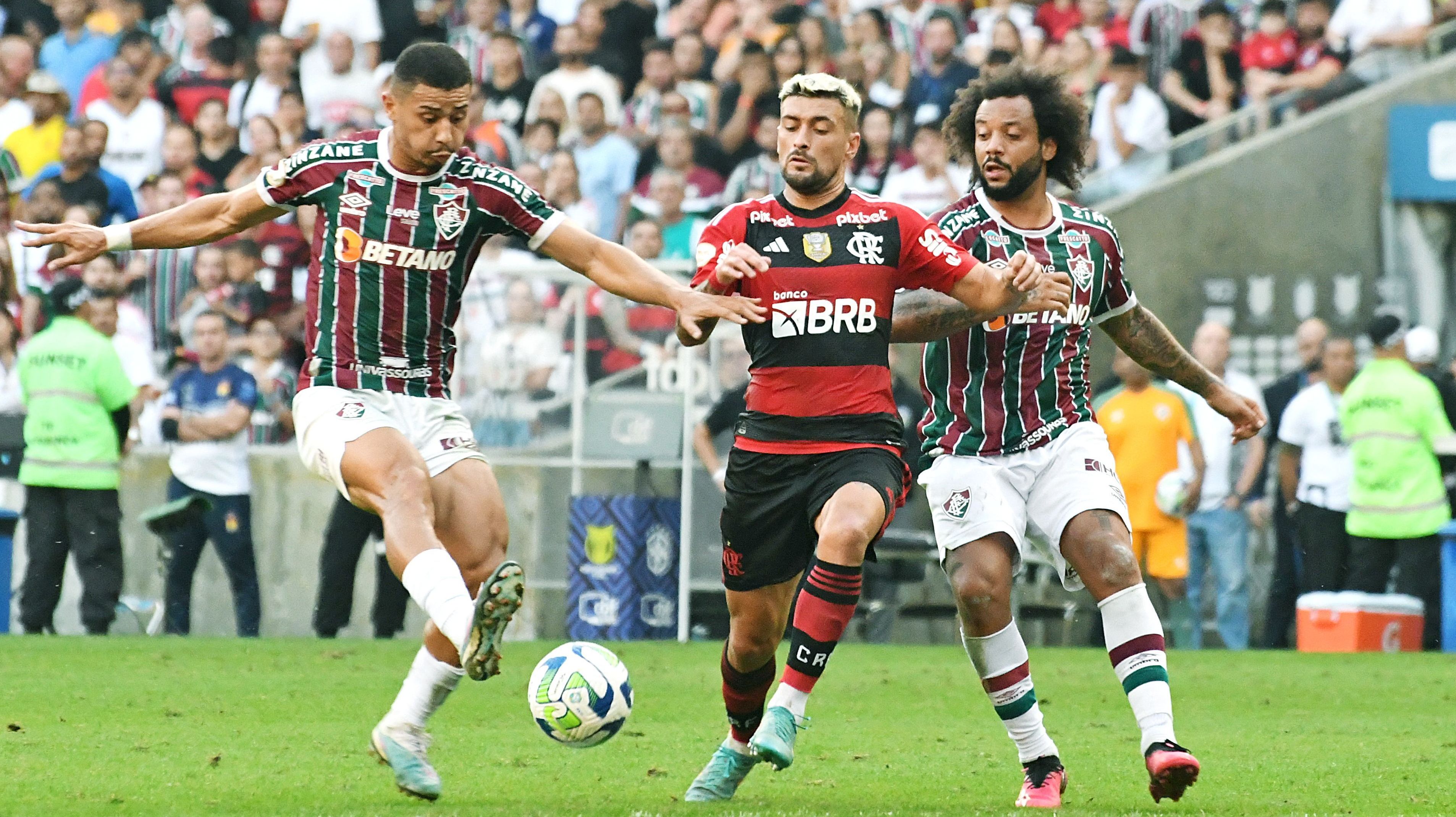 Fluminense e Flamengo em campo pelo primeiro turno do Brasileirão