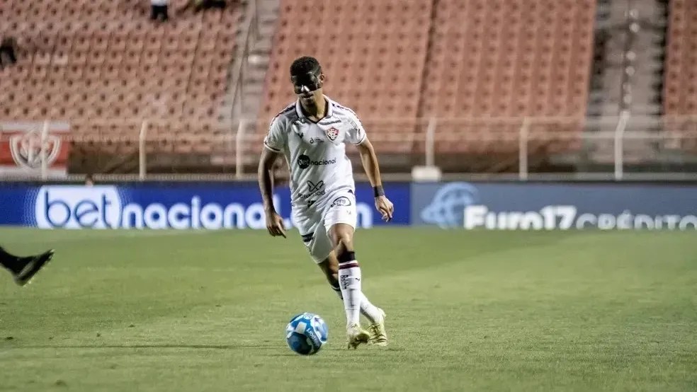 Lateral Edson Lucas em campo pelo EC Vitória