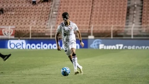 Lateral Edson Lucas em campo pelo EC Vitória