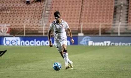 Lateral Edson Lucas em campo pelo EC Vitória